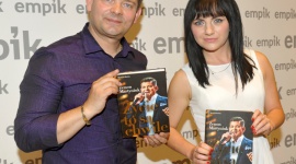 Już jest ! Biografia Króla Disco Polo Zenona Martyniuka LIFESTYLE, Książka - Przebój „Przez Twe Oczy Zielone” odtworzono w sieci ponad 105 milionów razy - taki wynik w historii muzyki polskiej osiągnęły tylko dwa utwory.